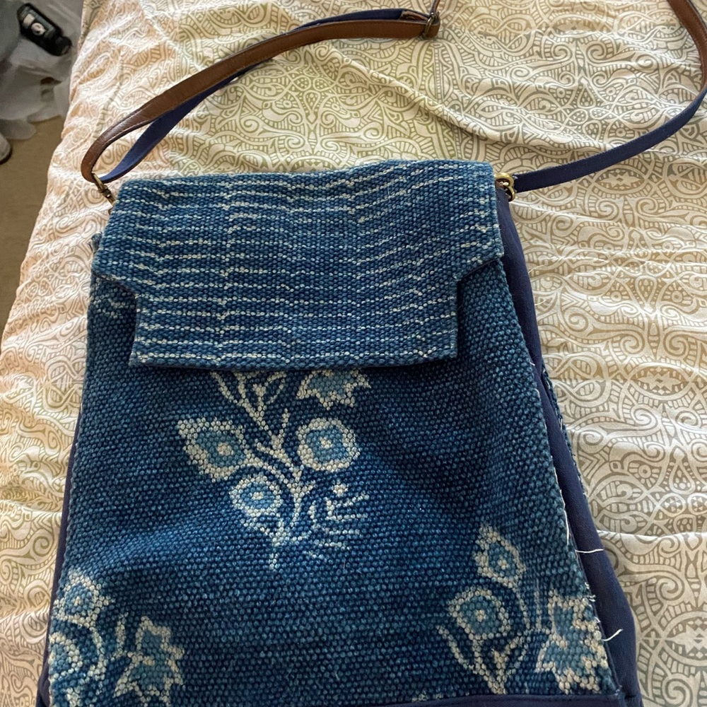 Very cool, almost new! Indigo color handbag. Perfect all year round!